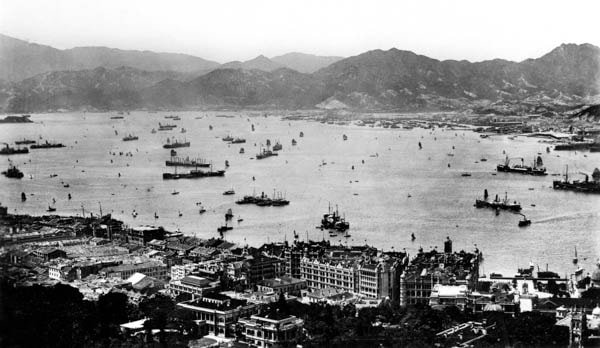 1920年代的香港港口，與前一圖片相比，船隻數量有所增加