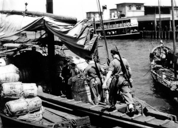 1946年3月，皇家海軍陸戰隊在中式帆船上搜查貨物