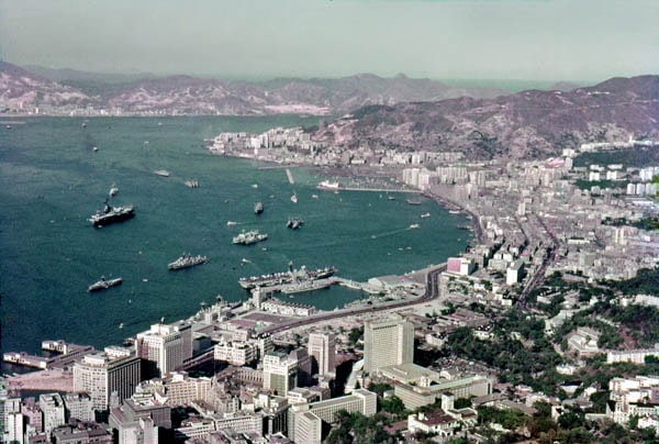 圖2：1963年從香港島山頂遠眺維多利亞港