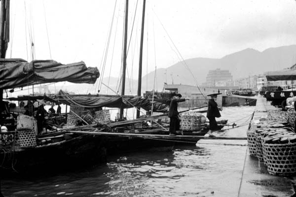 工人於帆船上卸貨是1955年灣仔海邊常見的貨物處理手法