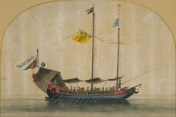 图6：飘扬著顺德县徽的捞缯船